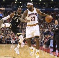 Леброн Джеймс задмина Реджи Милър, но Кливланд загуби от Торонто