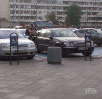 Наглеци с „Бентли” и „Мерцедес” окупираха инвалидни паркоместа (снимки)