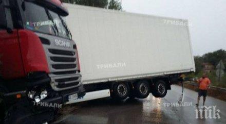 тир обърна лом първия сняг