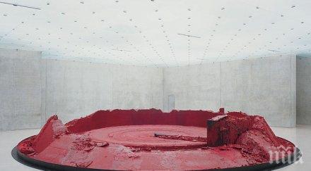 аниш капур вкарва късове месо нова инсталация