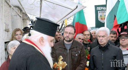 атакисти поклониха паметта двамата пилоти снимки