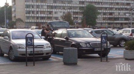 наглеци бентли мерцедес окупираха инвалидни паркоместа снимки