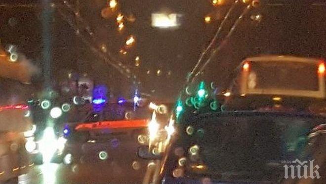 Кола отнесе пешеходец на метри от полицията в Бургас