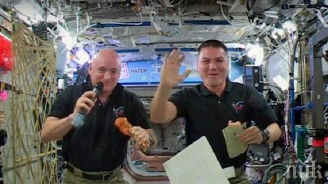Астронавти показаха как приготвят пуйка на Международната космическа станция