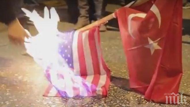На митинг в Атина изгориха знамената на Турция и САЩ
