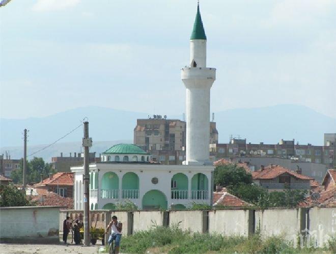 Бутат незаконни постройки от джамията в ромския квартал на Пазарджик