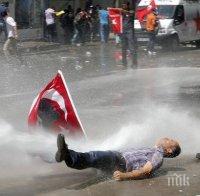 Протест в Истанбул! Полицаите използват водни оръдия и газ срещу демонстрантите