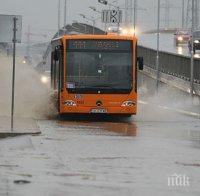 Заради дъжда и „черния петък”: Градският транспорт в София закъснява с 20 минути
