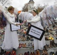 Хиляди обувки на Площада на Републиката в Париж
