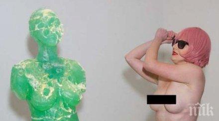 шокираща сцена чисто гола украинска лесбийка размазва чук руските агресори снимка