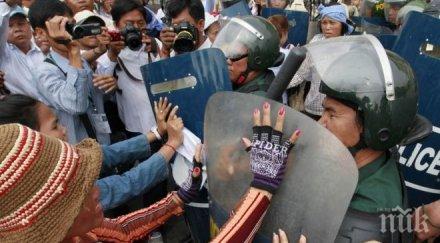 мигранти раниха македонски граничари тежко състояние