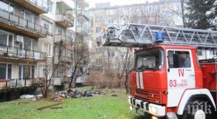 пожарникари нахлуха апартамент заради авария стопанинът кротко спял
