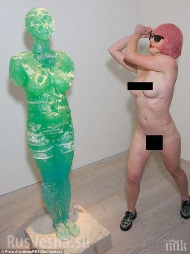 Шокираща сцена! Чисто гола украинска лесбийка размазва с чук руските агресори (снимка 18+)