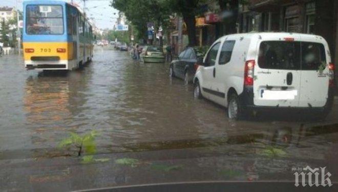 Потоп в столицата: Два булеварда са под вода