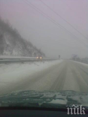 Пътищата са мокри в цяла България, сняг вали в Кюстендил