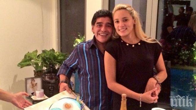 Марадона вдига бесен купон в хотел, гонят го