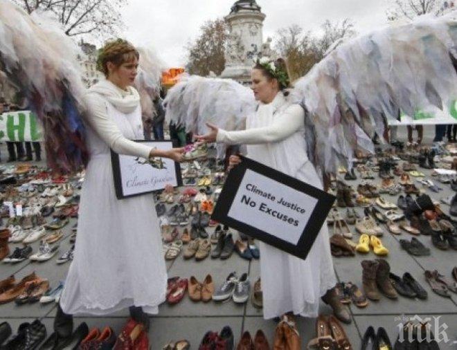 Хиляди обувки на Площада на Републиката в Париж
