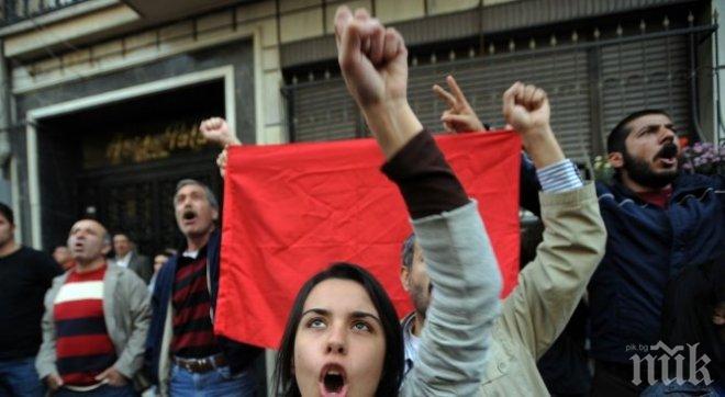 Протест пред турското посолство във Варшава в подкрепа на борбата срещу тероризма