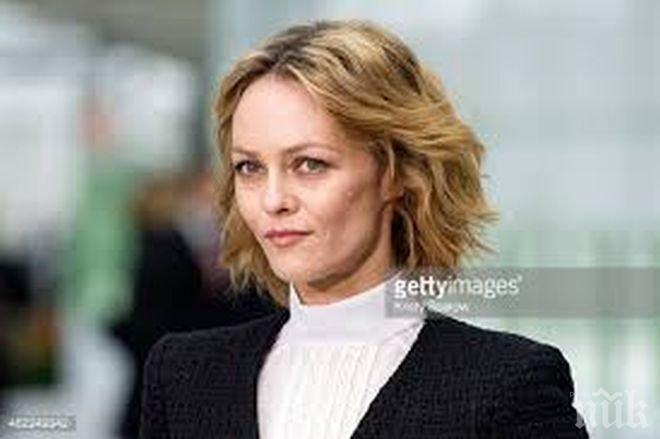 Ванеса Паради лъсна във Вог с тазови кости