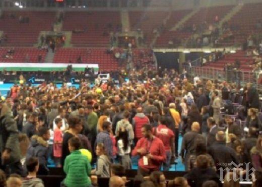 Истерия заради Гришо, притеснени родители търсят децата си в Арена Армеец 