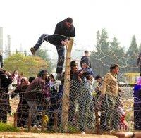 800 мигранти са блокирани зад телената ограда на гръцката граница с Македония 