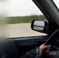 Потресаващо видео! Мъж напътства дете как да кара със 140 км в час по 