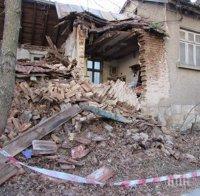 Къща рухна в Шумен! Пенсионер се спаси по чудо