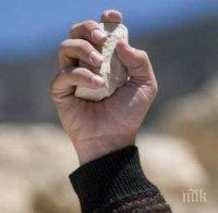 Непълнолетен задигна запалки от будка, удари продавачката с камък