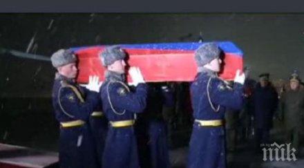 военният министър русия посрещна тялото убития пилот видео