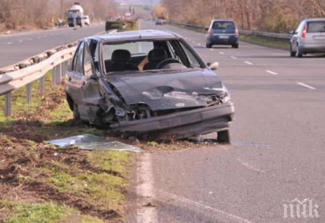 Млад шофьор се заби в мантинелата край Созопол (снимки)