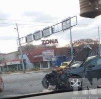 ИЗВЪНРЕДНО! Тежка катастрофа в Пловдив, две коли се размазаха челно! (снимки)