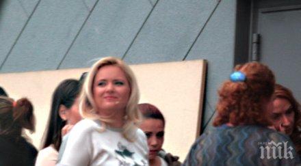 спипана крачка скандалната лора крумова шофира докато говори дълго джиесема законите явно всички