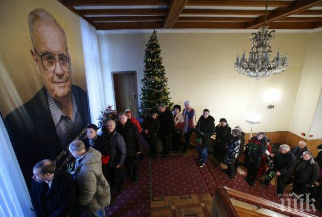 Хиляди изпратиха големия режисьор Елдар Рязанов в последния му път