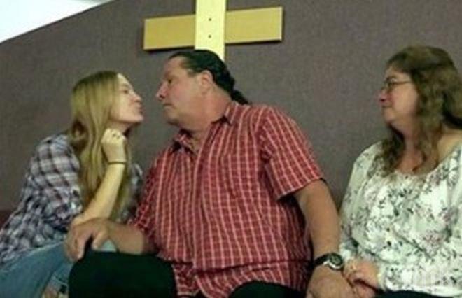 Женен свещеник се венча за 19-годишна, съпругата му няма против