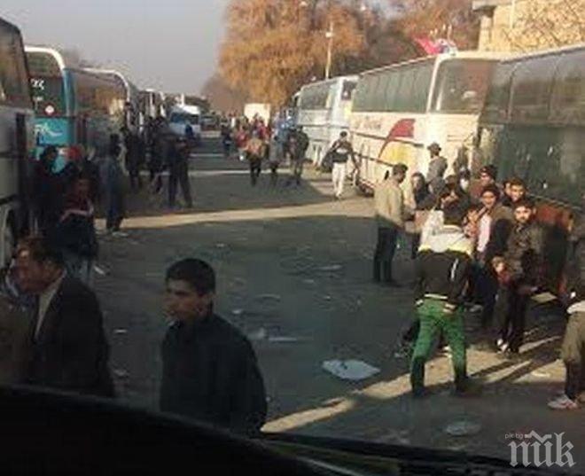 Гръцката полиция блокира хиляди бежанци на македонската граница