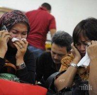 Катастрофа между автобус и влак в Индонезия отне живота на 16 души