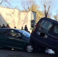Дачия кацна зрелищно върху Пежо след катастрофа до „Борисовата градинка“ в Бургас