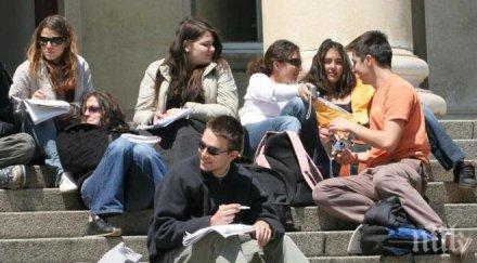 без изненади политиката икономиката интересуват младите нас