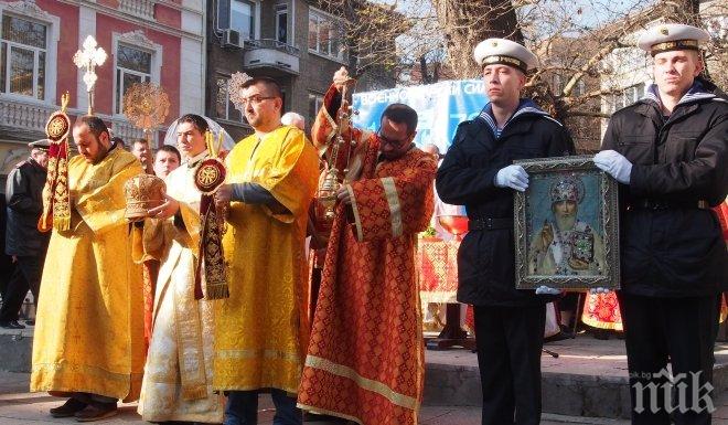 ПИК TV: Над 8000 души с името Никола и Николай празнуват имен ден във Варна
