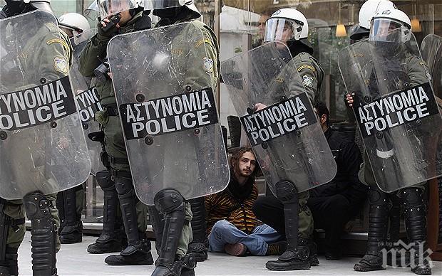 Стотици отбелязаха в Атина 7-та годишнина от убийството на младеж от полицията
