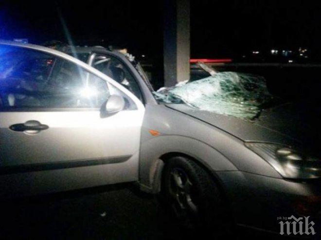 Зверска катастрофа на „Тракия”! Кола изхвърча от платното и се заби в крайпътна ограда