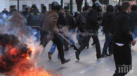 ужас атина демонстранти замерят полицията камъни коктейл молотов