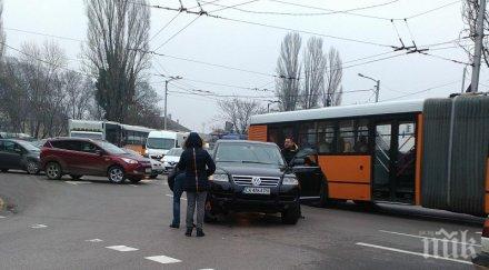 катастрофа сточна гара две коли удариха челно