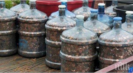 продължение години мъж спестява своите стотинкитова банка предложи