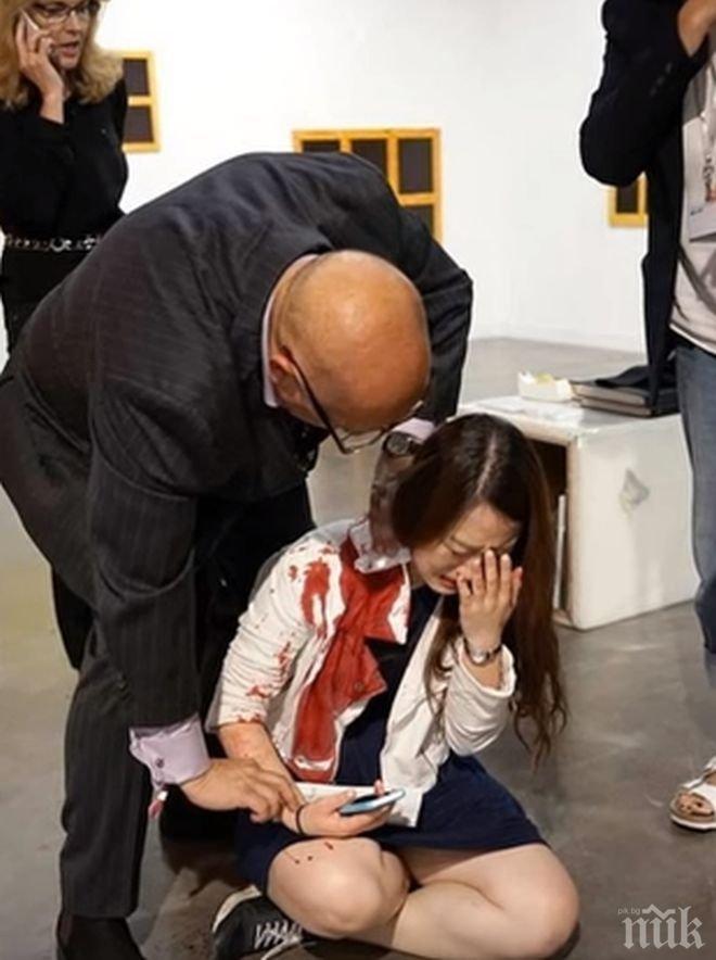 Галерия стана сцена на опит за убийство, а посетителите мислят, че е част от шоу (видео)