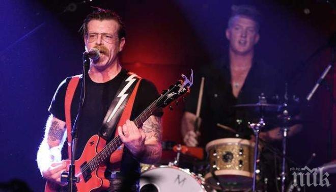 Eagles of Death Metal се появиха на концерт в Париж