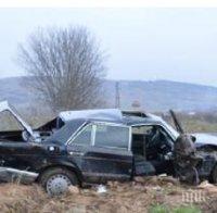 Смърт на пътя! Кола изхвърча от моста край Криводол, водачът загина (снимки)