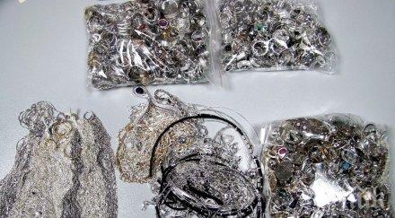 митничари откриха сребърни бижута укрити седалките автомобил