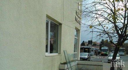 мъж атакува сградата община поморие камъни арестуваха снимки