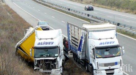 камион стъкла обърна свиленград снимки